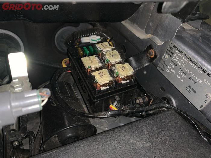 Sekring lampu tambahan dan modifikasi dipasang terpisah, baik jalur dan penempatannya