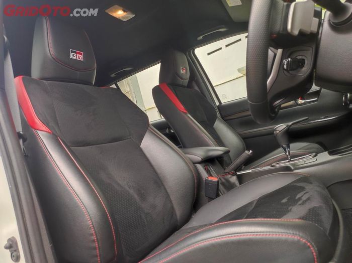 Kursi GR Seat dengan material kombinasi suede