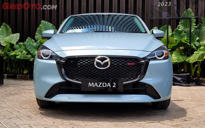 Gril baru Mazda2 facelift memberikan kesan sporty.