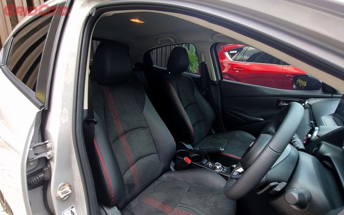Mazda2 facelift dapat jok hitam-merah paduan suede dan kulit.