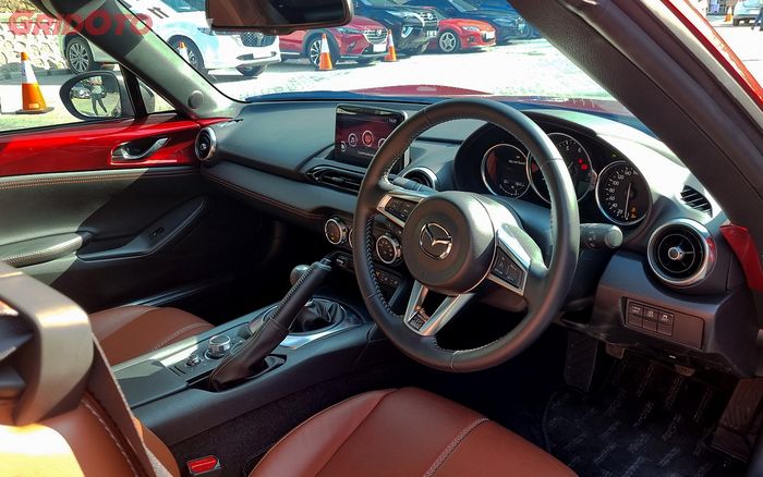 Interior Mazda MX-5 RF minim distraksi dan mengajak pengemudi untuk berkendara.