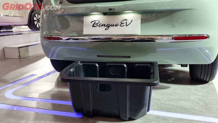 Tray bagasi Wuling Binguo EV yang bisa dipakai seperti keranjang belanja.