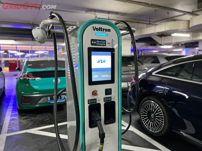 Voltron DC fast charging daya 100 kW di parkir basement B1 mall Senayan City, Jakarta Pusat
