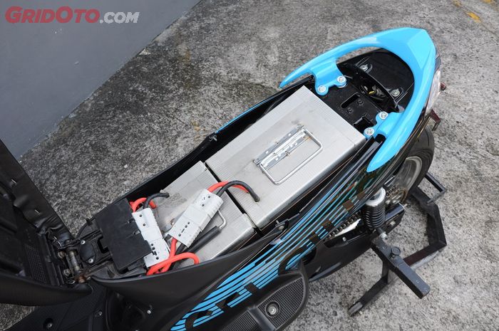 Yamaha Mio Sporty listrik ini pakai baterai lithium polymer diletakkan di bawah jok