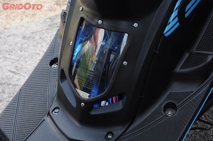 Bodi tengah Yamaha Mio Sporty listrik ini tranparan jadi bisa melihat dinamo dan komponen internal