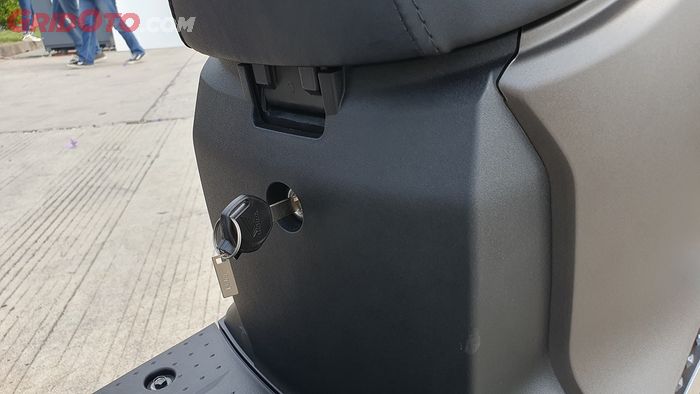 Posisi kunci pembuka jok Honda EM1 e: ada di bawah engsel jok