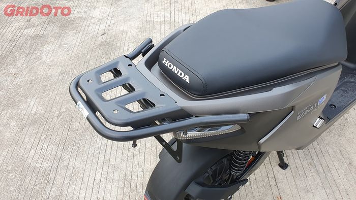 Ada rak tambahan khusus tipe Honda EM1 e: PLUS