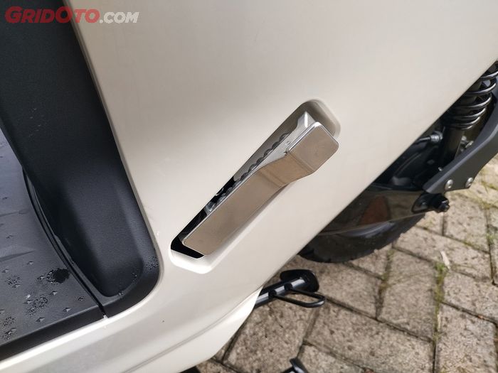 Footstep penumpang Honda EM1 e: terlipat ke dalam bodi saat tidak digunakan