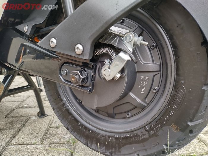 Ganti ban belakang Honda EM1 e: pakai tire changer 