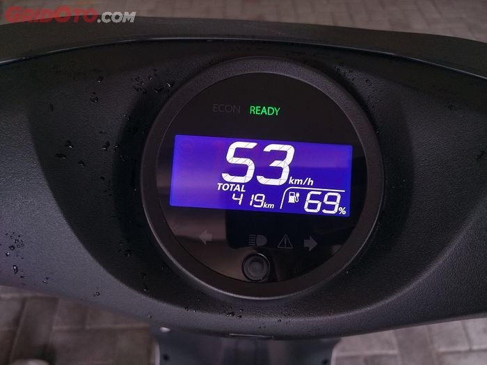 Panel instrumen Honda EM1 e: berupa LCD negative display dengan informasi sederhana