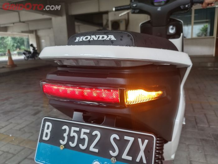 Stoplamp Honda EM1 e: terang ketika menyala dalam gelap