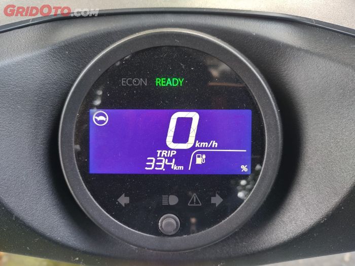 Tulisan READY menandakan Honda EM1 e: siap digunakan dan logo kura-kura yang muncul berarti powernya dibatasi