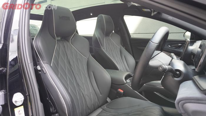 Interior mobil listrik BYD Seal dengan nuansa hitam.