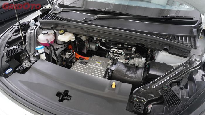 Ruang mesin mobil listrik BYD Atto 3 terdapat inverter sebagai pengubah arus listrik dari baterai ke motor traksi.