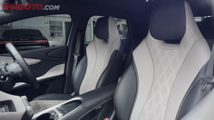 Interior mobil listrik BYD Dolphin nuansa perpaduan warna hitam dan beige.
