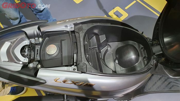 Posisi tangki Yamaha Lexi LX 155 berada di belakang