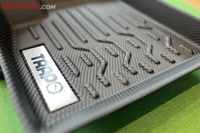 Karpet mobil Trapo Xtreme dengan material TPV rubber yang diklaim tahan banting.