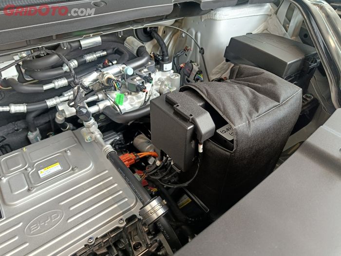 bagian ruang mesin mobil listrik BYD Atto 3 kompak