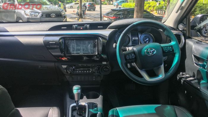 Interior Toyota Hilux facelift varian V.