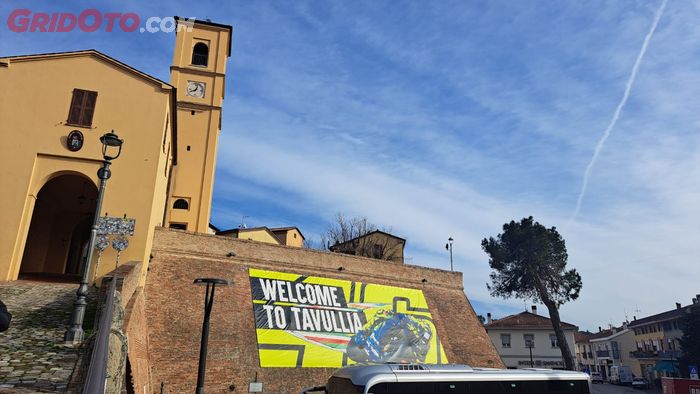 Kota Tavullia sangat sepi, tapi bendera dan banner Valentino Rossi ada di mana-mana