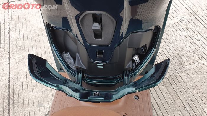 Laci model baru Honda Stylo 160 bisa untuk tempat smartphone