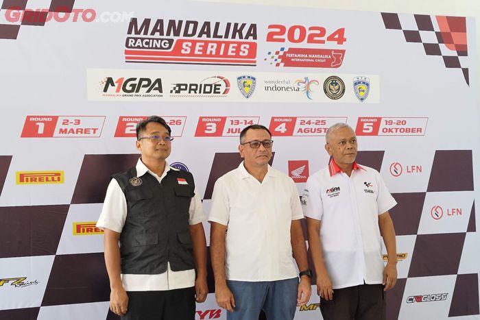 Eddy Saputra, Deputi Olahraga Sepeda Motor IMI Pusat (tengah), bersama Priandhi Satria, Dirut MGPA (kanan) dan perwakilan dari Kemenparekraf (kiri) di konferensi pers Mandalika Racing Series 2024.