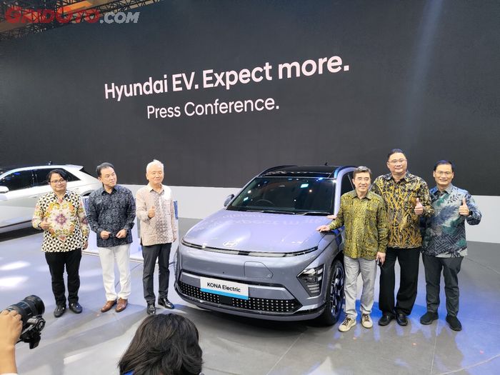 Jajaran direksi HMID bersama All New Hyundai Kona Electric di IIMS 2024.