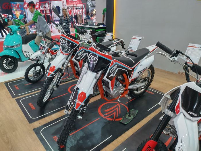 Keewaya TX220 dipamerkan dalam dua varian, on-road dan off-road