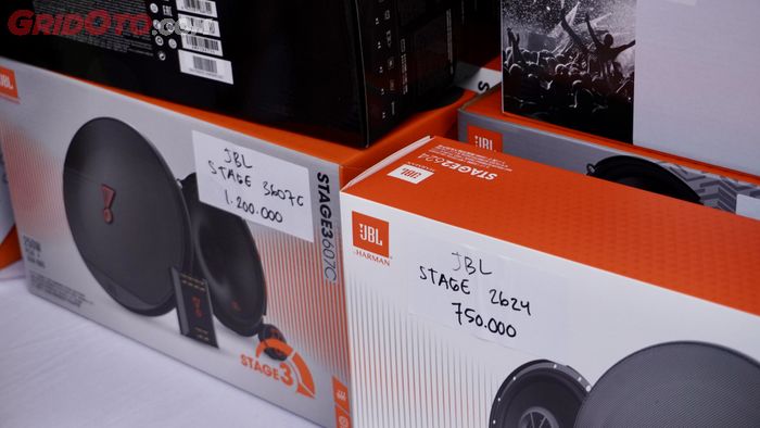 Sebagian dari speaker audio mobil JBL Car Audio dengan harga promo selama IIMS 2024.