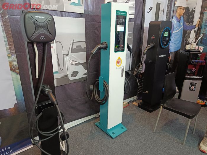 Wall charging mobil listrik dari Powerindo dijual Rp 9 juta di IIMS 2024