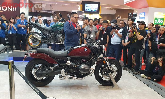 Davy Tuilan, COO BMW Motorrad Indonesia menyebut surat-surat beserta motor akan datang 2-3 bulan setelah dipesan