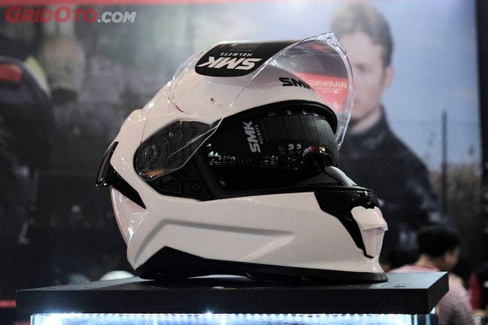 Helm SMK Titan Fiberglass.