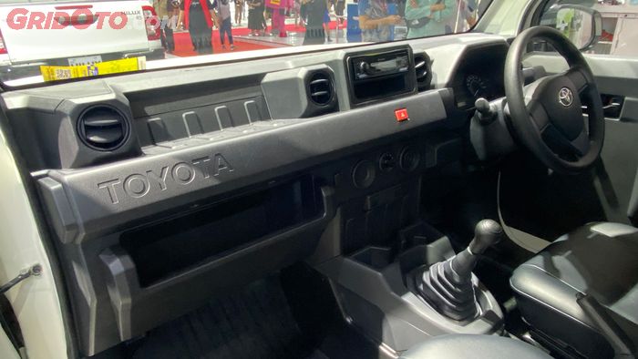 Interior simpel Toyota Hilux Rangga.