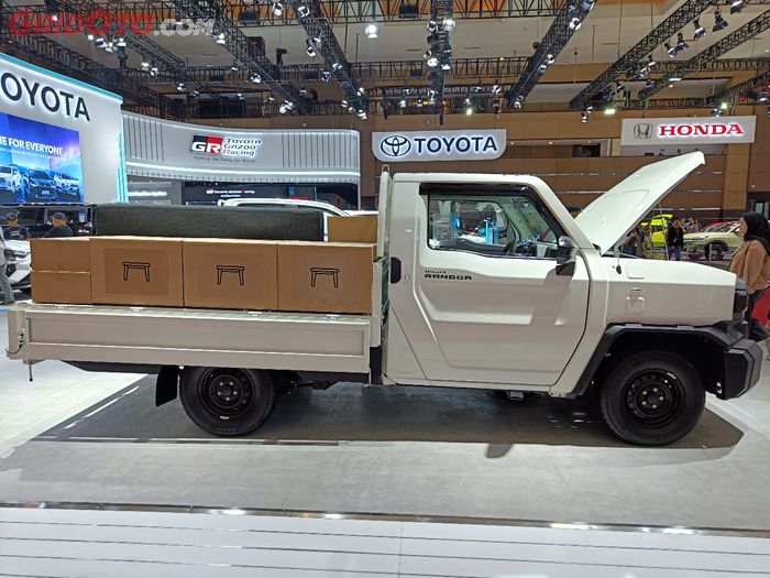 Toyota Hilux Rangga tipe flat deck di IIMS 2024
