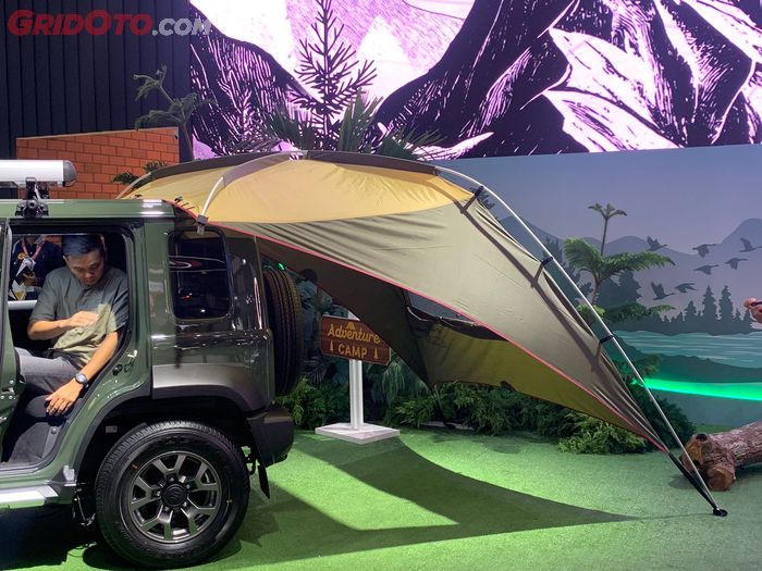 Tersedia tenda di belakang Suzuki Jimny 5-Doors yang berfungsi sebagai awning