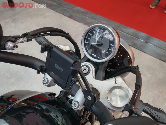 BMW R12 hanya dibekali spidometer analog sebagai tambahan ada holder smartphone untuk mendukung Connected by Ride Control