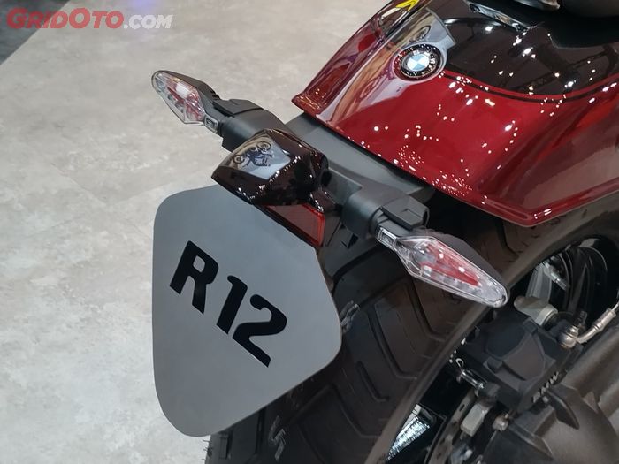 BMW R12 menggunakan lampu rem khas motor BMW lain yang jadi satu dengan sein