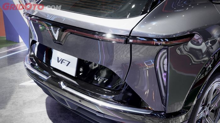 Tampak belakang mobil listrik VinFast VF 7.