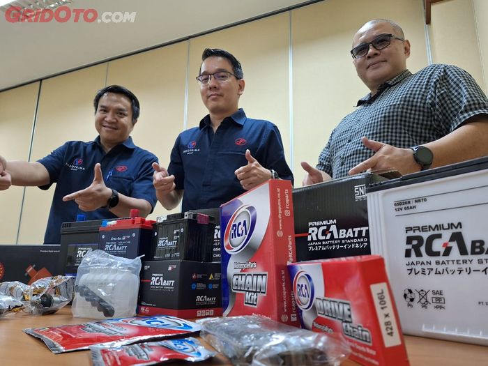 Joseph Palupi M. (Marketing &amp; Product Manager Battery Division), Kristanto Setiawan (Head Department Spare Part R2 &amp; R4), dan F. Erlangga Daniswara (Marketing &amp; Product Manager) (kanan ke kiri).