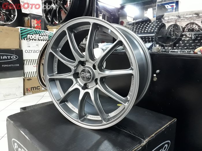 OZ Racing Hyper GT Grigio Corsa ring 18x8 inci ET 45