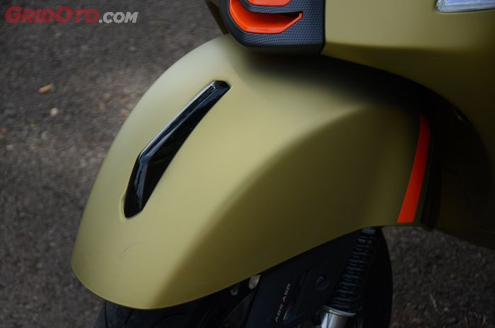 'Jengger' di sepatbor depan Vespa GTS jadi lebih pipih dan ke bawah