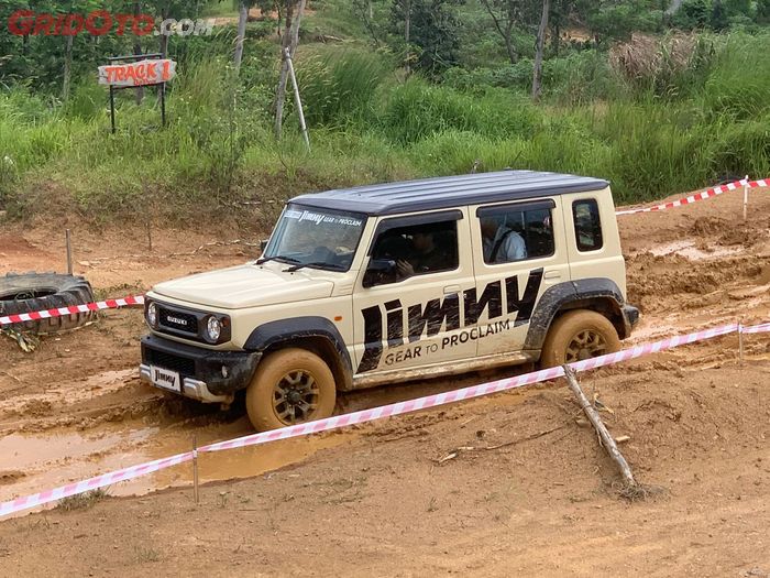 Suzuki Jimny 5-doors juga melibar lumpur