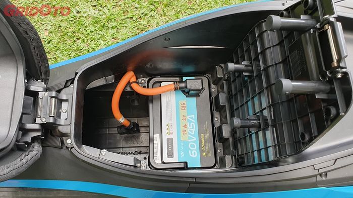 Baterai bawaan Alva One XP hanya 1, bisa ditambah harganya Rp 16,3 juta