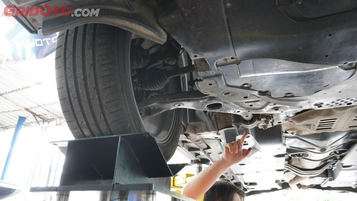 Kerusakan atau masalah kaki-kaki mobil dideteksi dengan roda diayunkan alat Kyoto Shaking Machine.