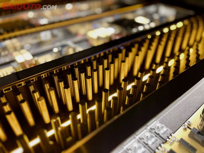 Copper Rods (batang tembaga) yang dibuat manual dengan tangan sebagai heat sink amplifier Audio Wave.