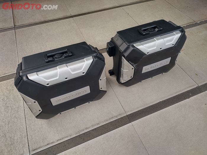 Dua buah side case sebagai kelengkapan standar Moto Guzzi V85T Travel
