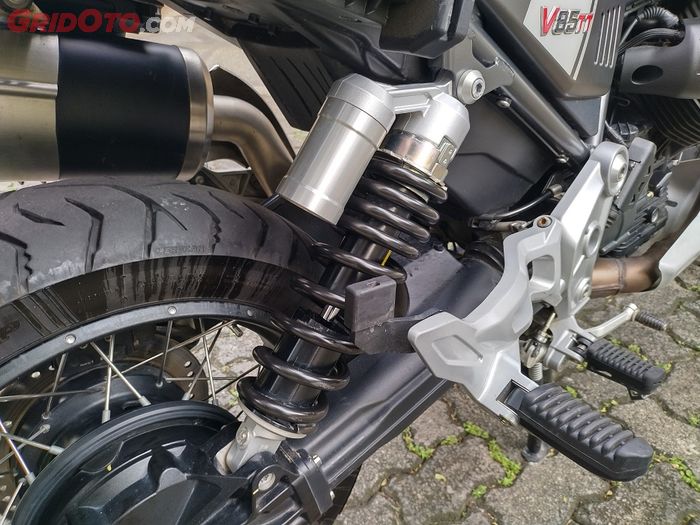Suspensi belakang Moto Guzzi V85T Travel  dapat disetel preloadnya