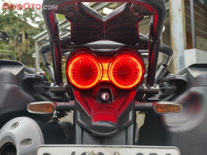 Stoplamp LED Moto Guzzi V85T Travel modelnya retro dan berpendar saat dinyalakan