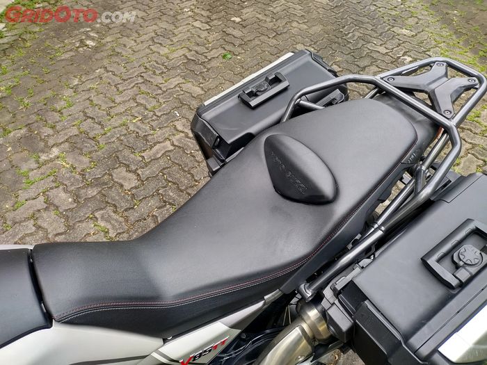 Jok Moto Guzzi V85T Travel nyaman dengan busa tebal dan empuk