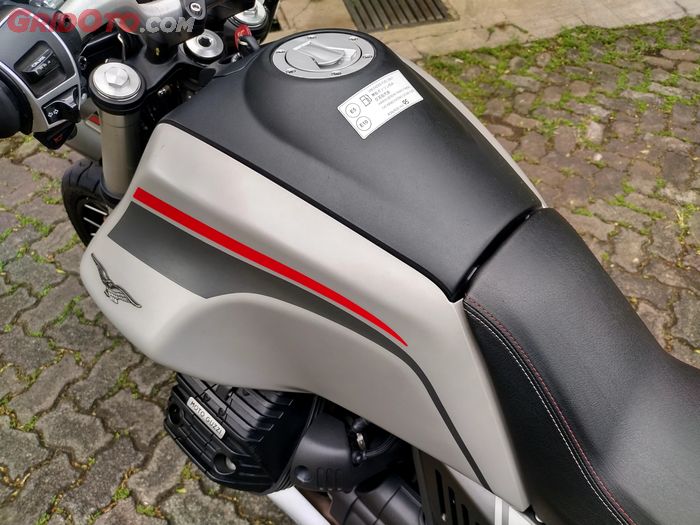 Tangki bensin gambot Moto Guzzi V85T Travel berkapasitas 23 liter!